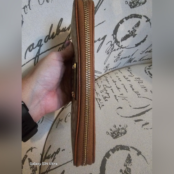 MICHAEL KORS Large Zip Around Wallet GUC - Picture 6 of 15